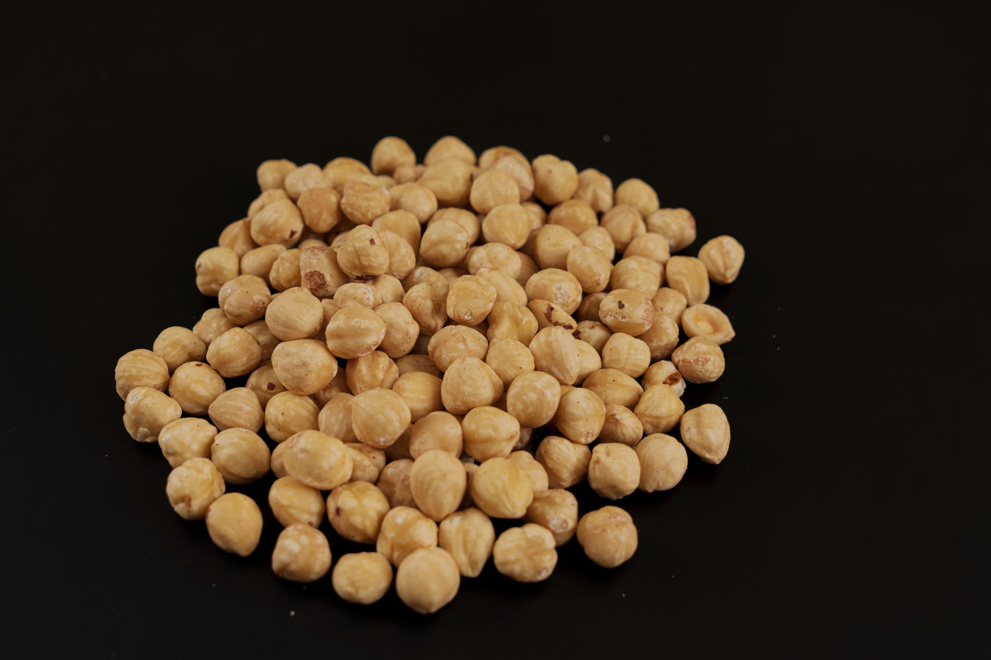 Raw Hazelnuts | بندق نيئ
