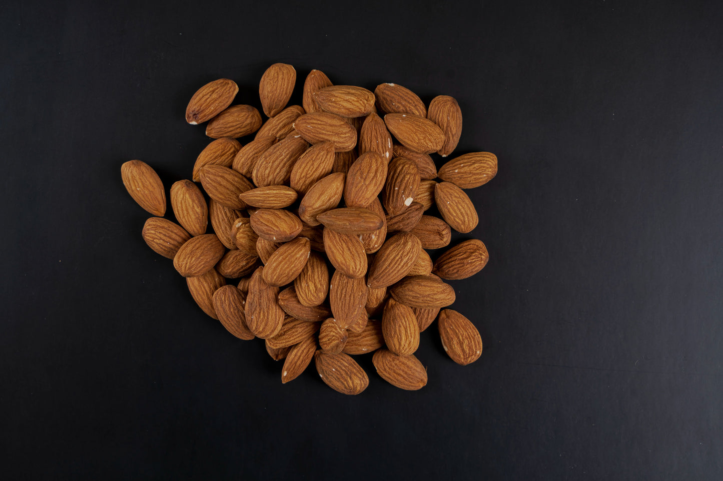 Raw Almonds | لوز نيئ